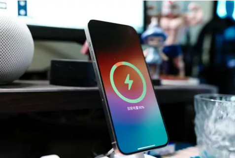 云县苹果15换屏服务分享用什么充电器给iPhone15充电更好 